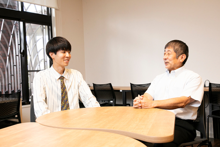 帝塚山学院大学 食イノベーション学科では食産業界で活躍してきた教員のもと、1年次から食品企業への訪問を行い食ビジネスを体験的に学びます