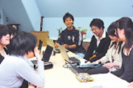 東京医療保健大学 考える力をつけるためグループ学習が盛ん。パソコンは1人1台、無料で4年間貸与されます