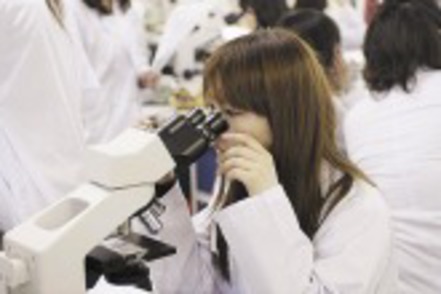 東京医療保健大学 看護学科では現場で活躍できる医療人を育てるため、1年次から実習を導入。主に隣接するNTT東日本関東病院で行われます