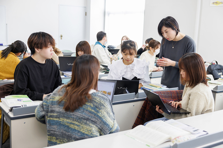 東京医療保健大学 学科・専攻合同による「チーム医療概論」の授業をはじめ、実習先の病院でもチーム医療を実践的に学べます