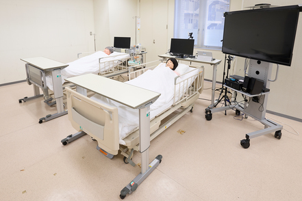 大阪信愛学院大学 シミュレーター室。フィジカルアセスメントを実践に近い形でシミュレートできます。