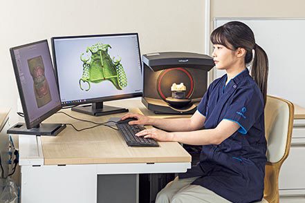 大阪歯科大学 大学附属病院には、デジタル技工実習室を備え、歯科用CAD/CAMシステムを使用した口腔内装置の製作技術を学ぶことができます