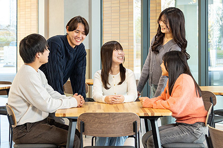 大阪歯科大学 学内に併設された、開放感のあるカフェでは、ドリンクや軽食メニューなどを販売。勉強や実習の合間の息抜きに最適です