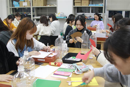 大阪樟蔭女子大学 大人気絵本作家のtupera tupera先生が年2回、工作や絵本の授業を行います。保育現場で役立つスキルを楽しく身につけられます。