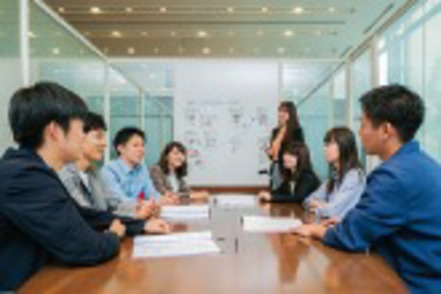 名古屋商科大学 学生の挙手・発言で授業が進むケースメソッド教育で、実践的な知識を身につけます