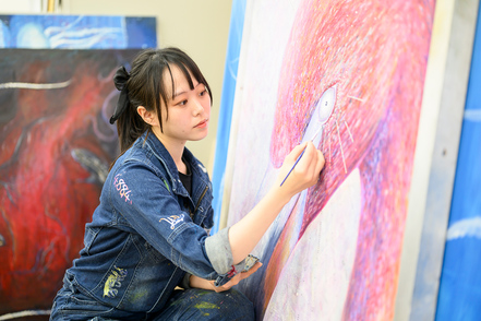 金沢学院大学 絵画専用の実習室でじっくりと作品制作に取り組むことができます