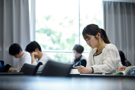 金沢学院大学 専門性を強みに中学校や高等学校の国語や英語、社会、地理歴史科目の教員、司書、学芸員、日本語教員、公認心理師としての未来も