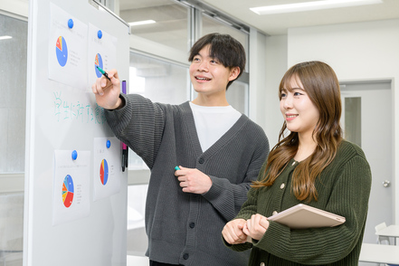金沢学院大学 実社会の課題解決の方法を学ぶため、基礎から体系的に学びます