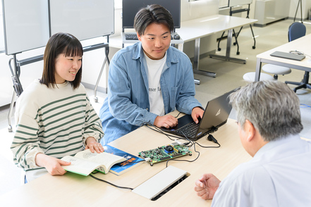 金沢学院大学 情報工学研究の最前線で活躍する教授が金沢に集い、実践的に指導！