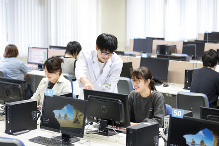 愛知学院大学 学部専用の情報教育施設ICR。ネットでの情報収集やレポート作成など多くの学生が活用