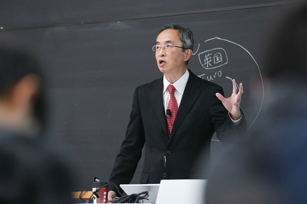 愛知学院大学 銀行やシンクタンクなどでの実務経験豊富な専任教員が多数在籍。企業や行政と連携し地域経済の課題解決に至るプロセスを学びます