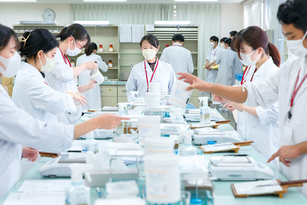 愛知学院大学 病院や薬局などの現場を想定した学内実習で、薬剤師に求められる知識・技能・態度を身につけます