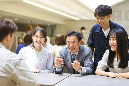 愛知学院大学 各学年を10班に分け、班ごとに学科の教員がチューターとして担当。充実した6年間を過ごすためのサポート体制を整えています