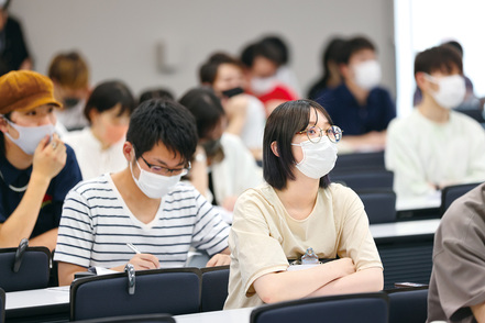 愛知学院大学 行政の中心地に近い名城公園キャンパスの立地を生かし、弁護士や愛知県・名古屋市職員、卒業生など実務家による講義も複数実施