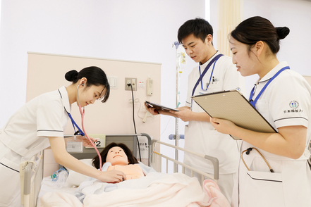 日本福祉大学 看護専用の先端設備が整い、実務現場と同様の環境でさまざまな練習を実践できる