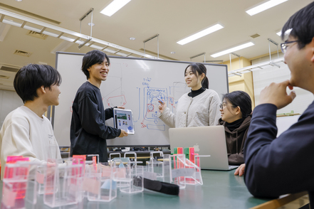 日本福祉大学 情報システム、AI等の知能情報、メディア情報、ヒューマンインタフェースの技術を修得し、人のために応用できる情報技術者を養成