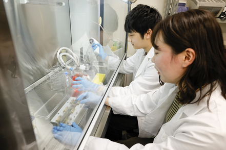 日本福祉大学 1年次から実際に現場で体験する講義もあります。専門科目を学ぶ重要性を認識でき、講義への取り組み意欲が高まります