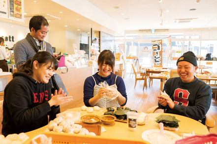 日本福祉大学 総合政策学部では、「気付く」「動く」「届ける」を実践することで、社会を変える活動の源を学ぶ。