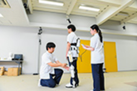 鈴鹿医療科学大学 リハビリテーション学科／装着型サイボーグHAL（R）を使って最先端技術を学べます。