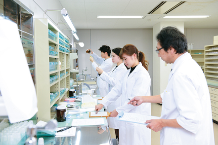 鈴鹿医療科学大学 薬学科／臨床薬学センターで、薬学共用試験OSCEのための演習や現場に即した内容での実習を行います。