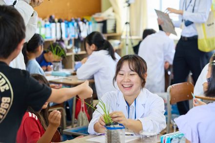 皇學館大学 【出前授業】理科ゼミ・数学ゼミでは近隣の小中学校へ出向き実験や授業を行う出前授業を実施。