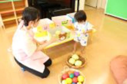 皇學館大学 【子育て支援活動[ぴよぴよ]】地域の親子が参加するふれあい会を保育実習室で開催。実践力が身につきます。