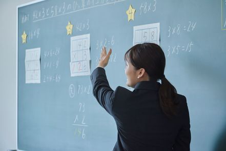 皇學館大学 【つばさ】小学校教員をめざす学生をサポート。集団討論や面接練習、模擬授業対策を学生主体で取り組んでいます。