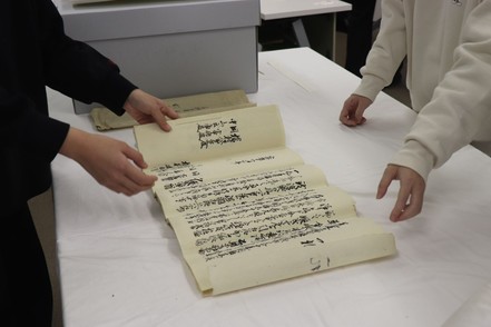 皇學館大学 附属の神道博物館では、学芸員資格取得のため、資料の収集、保存、活用法を学ぶ。更に資料の取扱い方法などを実習で体験します