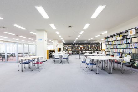 皇學館大学 附属図書館は、貴重な文献を含む約46万冊の蔵書を管理しており、主体的な学びを支える「知」の情報拠点です