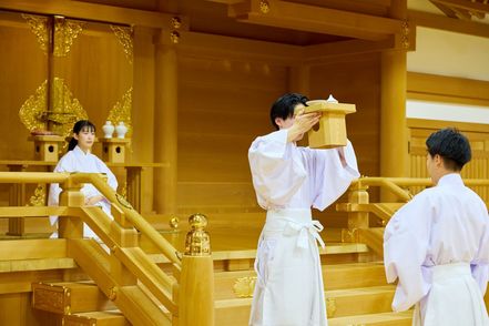 皇學館大学 祭式教室／祭式および同行事作法では、祭祀の厳修に必要な姿勢、作法を身につけ、神々を畏れむ心を養います