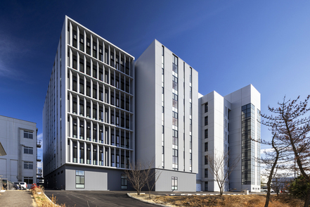 愛知工業大学 情報科学部の拠点「14号館」は最先端ICT環境を備え、マルチファンクションルームなどを通じて研究・教育や情報発信を行います