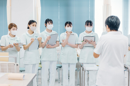 椙山女学園大学 実習にはグループごとに教員1名が常に同行し、安心して取り組める環境を提供。1学年110名に教員約50名体制できめ細かにサポート
