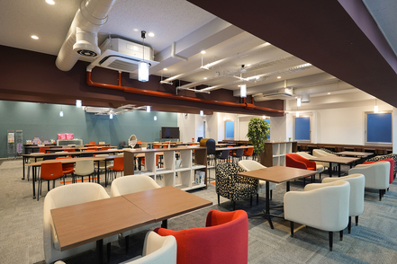 椙山女学園大学 モダンでおしゃれな学生控室「RENATA」。学生主体のグループ「チーム・レナータ」による新入生相談会などイベントも開催