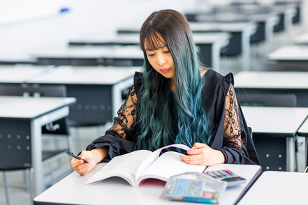 名古屋学院大学 商学の基礎となる流通・経営・会計・金融・情報を学び、物事の「結果」を見るだけでなく、「原因」を考える力を身につけます。