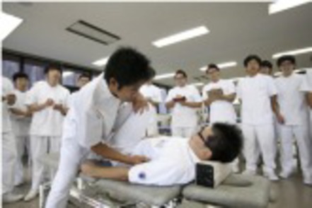 名古屋学院大学 リハビリテーション学部の授業風景。明確な目標を持ち、切磋琢磨できる仲間が多いです。