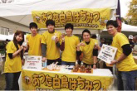 名古屋学院大学 &ldquo;みつばちプロジェクト&rdquo;。大学の屋上でみつばちを飼い、はちみつ採取を地域の人に理解してもらうことで自然の大切さを共有。