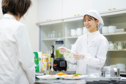 名古屋葵大学 多様な実験と実習により、習得した専門知識を実践的に高めていきます（健康栄養学科）