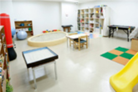 中京大学 最先端で多様な学内施設。臨床心理相談室、資料解析室、発達行動観察室、脳波測定実験室など学内で最先端の学びに触れられます