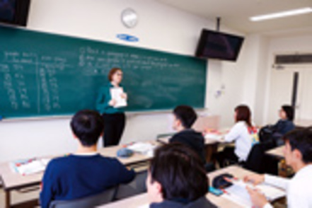 中部大学 各自のレベルにあった英語クラスを1年次から開講。ビジネスシーンで通用する力を身につけます