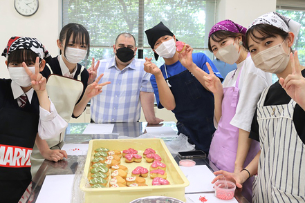 中部大学 清水研究室では、産学連携授業の一環として、高校生と共に地元洋菓子店、パン屋とのコラボスイーツやパンの開発を進めています