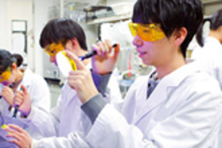 中部大学 生物・化学・農学・幅広い業界で活かせる豊富な実験・実習ができるから、将来の選択肢が広がります
