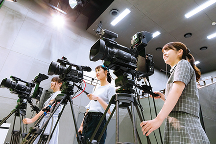金城学院大学 地方テレビ局と同等の機材を備えたスタジオを利用し、映像制作に取り組みます（情報デザイン学科）