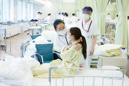 金城学院大学 【基礎看護学実習室】最新の視聴覚設備を備えた実習室。1年次前期から、基礎的な看護技術を身につけるための実習で利用します