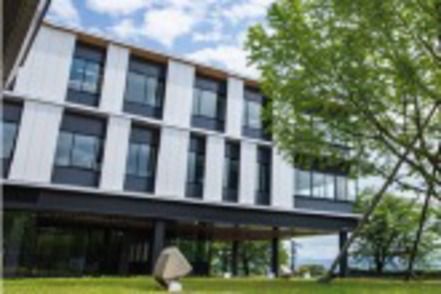 岐阜医療科学大学 薬学部実験実習棟。最新機器が整った充実した設備の中で実践力を養います。