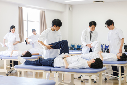 星城大学 「運動器障害理学療法学実習」では骨折や関節症、スポーツ傷害に対する関節運動や筋力強化の方法についての実践力を養います。