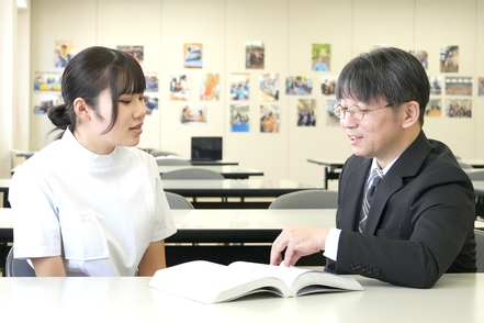 星城大学 １年次から担任・副担任の個別指導を実施しています。効率的な勉強方法を一緒に考えるなど、個々に合わせた指導をしています。