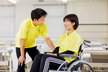 静岡福祉大学 専門科目では、取得したい資格について実践的に学ぶことができます。実務経験が豊富な教員たちが全力でサポートします。