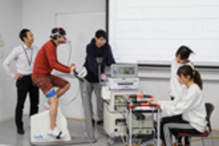 愛知淑徳大学 【スポーツ・健康科学専攻】医師やスポーツ指導者など第一線で活躍する専門家が指導。専門的な知識をより深く、効率良く学びます