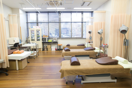 常葉大学 浜松キャンパス8号館内にあるとこは鍼灸接骨院。一般の方やアスリートへの治療のほか、臨床実習施設、研究機関として開設