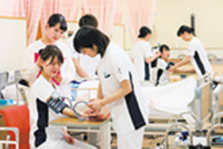 常葉大学 チーム医療が当たり前となりつつある現場で、ほかの医療専門職と連携・協働できる看護師を目指します